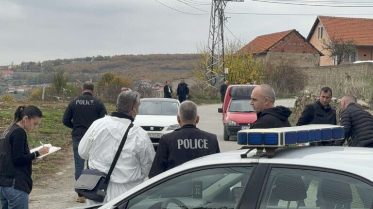 Ekipet e forenzikës policore në vendin e ngjarjes ku ndodhi vrasja e dyfishtë në Malishevë