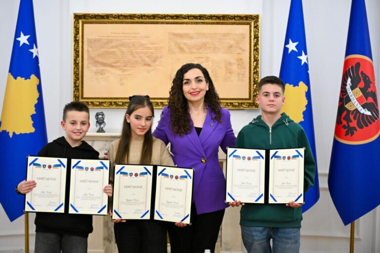 Gjetën portofolin me para e dorëzuan në polici, Osmani vlerëson lart tre fëmijët nga Ferizaj