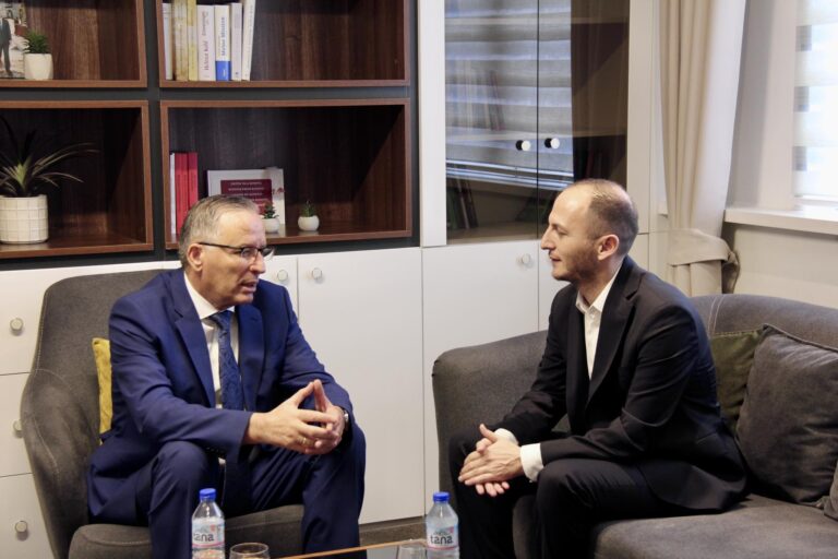 Hematologu Adriatik Berisha i bashkohet PDK-së