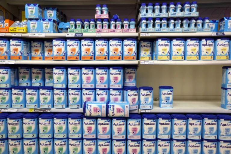 Autoritetet zvicerane nisin hetime për helmim të mundshëm nga formula e qumështit për bebe