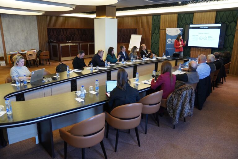 Përfaqësuesit e organizatave të pacientëve zhvillojnë punëtori për ngritjen e fondeve dhe planifikimin strategjik
