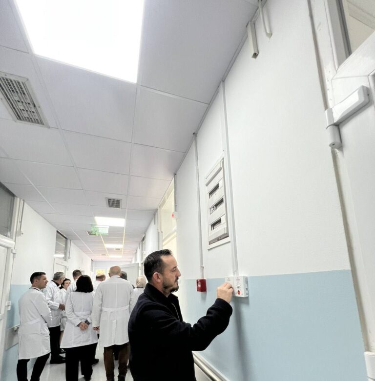 Pas rinovimit, Reparti i Internos në Spitalin e Pejës hapet për pacientë