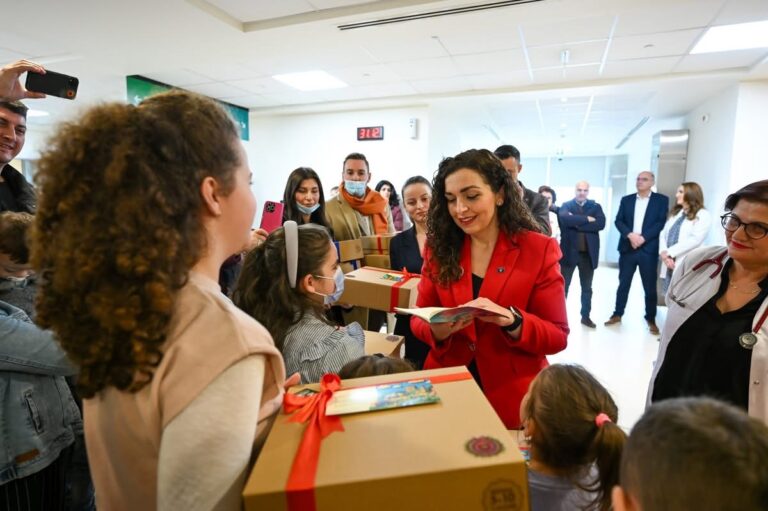 Presidentja Osmani viziton repartin e hemato-onkologjisë pediatrike: Shpresa nuk shuhet kurrë