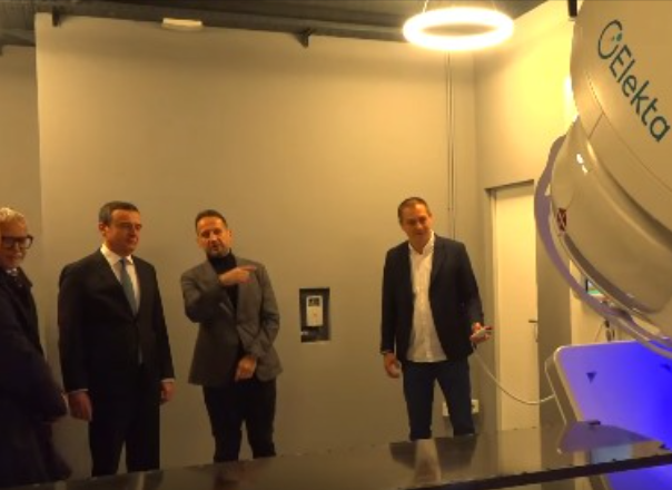 Akseleratori në Onkologji përurohet në ditën e parë të fushatës, Kurti falënderon operatorin ekonomik