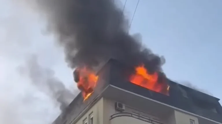 Zjarr në një banesë në Bregun e Diellit, një person merr tretman mjekësor