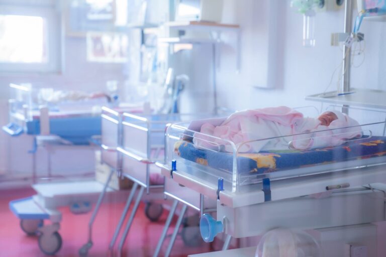 Neonatologjia në Spitalin e Gjakovës trajtoi mbi 1500 të porsalindur gjatë vitit 2025