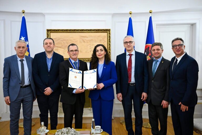 Presidentja Osmani nderon Prof. Paddy Dewan për kontributin e tij të jashtëzakonshëm në kirurgjinë pediatrike