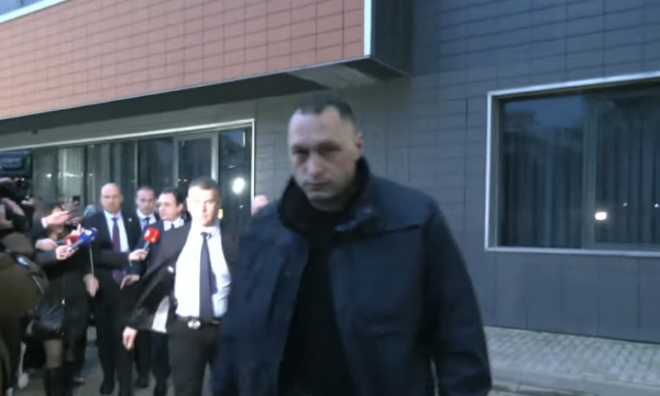 Kurti flet shkurt teksa futet në Kuvend: Do të synojmë të kemi sukses për konstituim e më pas edhe për Qeveri