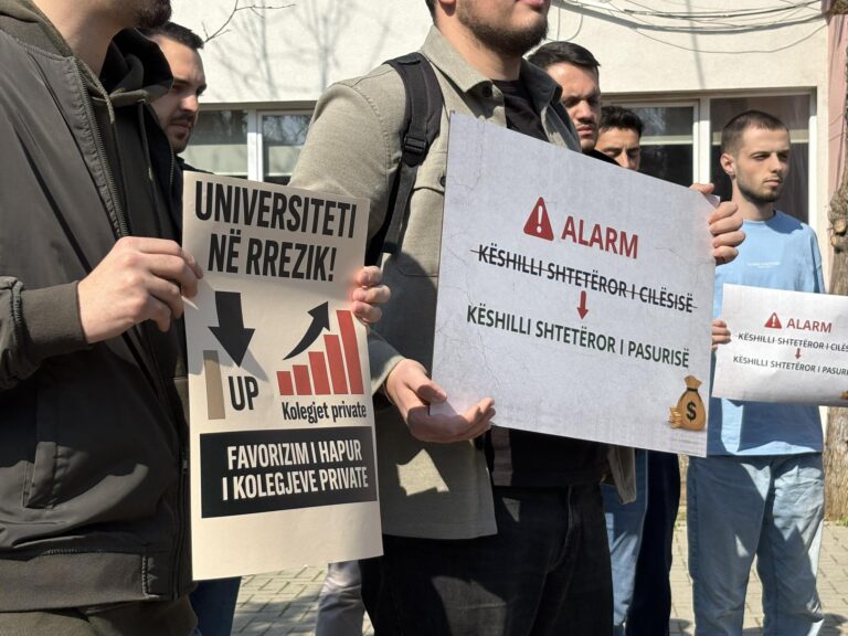 Studentët e Stomatologjisë protestojnë kundër numrit të madh të stomatologëve: Rritja e pakontrolluar e studentëve nuk përputhet me nevojat e vendit