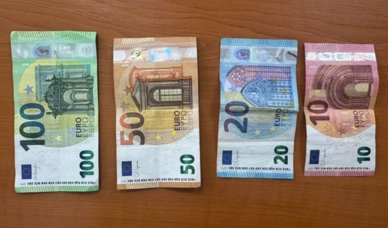 Nxënësi 15 vjeçar dorëzon në polici paratë e gjetura në rrugë