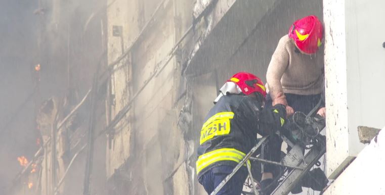 Zjarrfikësi rrëfen momentin prekës kur shpëtoi një grua nga ndërtesa në Tiranë