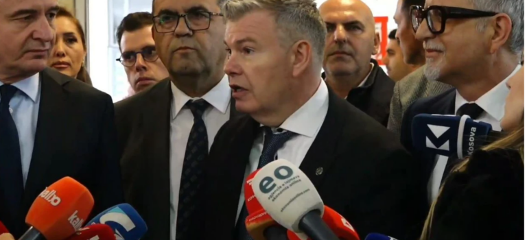 Ambasadori i Luksemburgut irritohet nga pyetjet politike: Sot është koha për respekt ndaj stafit shëndetësor