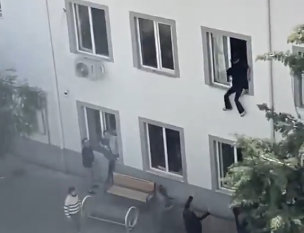 Pamje dramatike në Turqi, nxënësit hidhen nga dritaret pas sulmit në shkollë, katër viktima