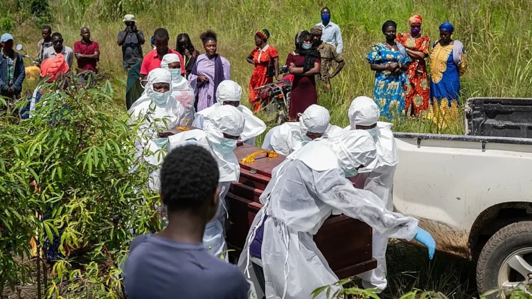 Tre vullnetarë të Kryqit të Kuq humbin jetën nga Ebola në Kongo, virusi po vazhdon të përhapet