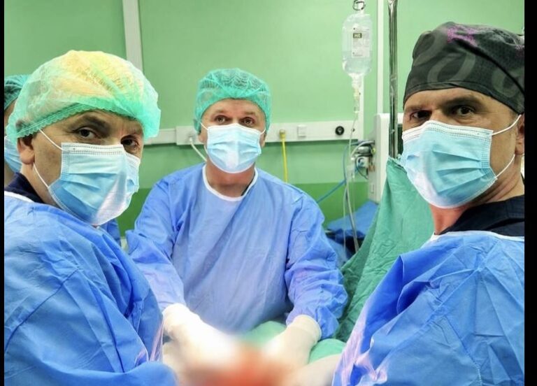 Operacion kompleks në Spitalin e Mitrovicës, pacientit i hiqet tumori me përmasa të mëdha