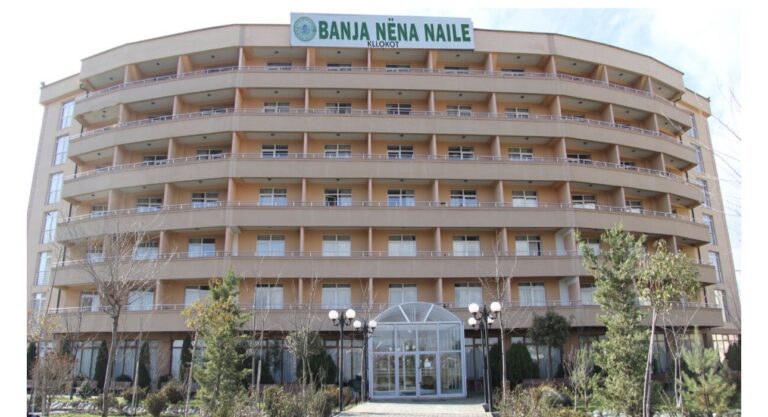 Mjeku e gjen pa shenja jete pacienten në banjën “Nëna Naile” në Kllokot, rasti cilësohet vdekje e dyshimtë
