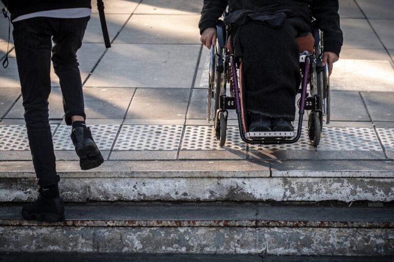 Shkencëtarët zhvillojnë implant që mund të rikthejë lëvizjen pas paralizës