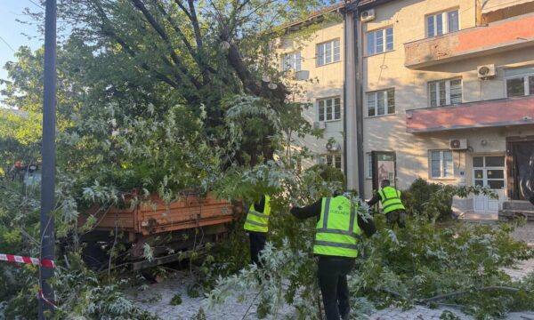 Erërat e forta shkaktuan dëme në Prishtinë, Fushtica: Janë realizuar 17 intervenime emergjente