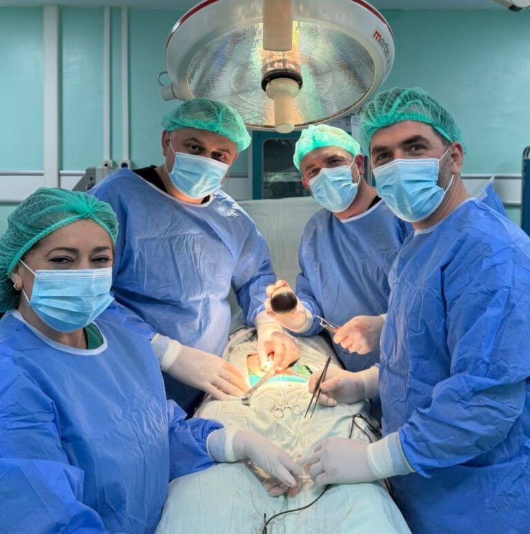 Operacion i rrallë në Spitalin e Mitrovicës, 54-vjeçarit i hiqen tre gurë të mëdhenj nga sistemi urinar