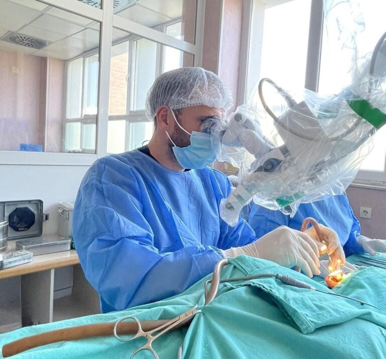 Ndërhyrje e suksesshme në QKUK, pacientes i rikthehet dëgjimi pas 18 vitesh