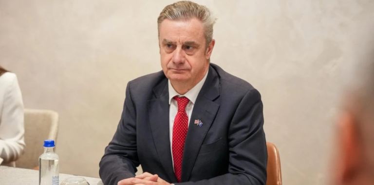 Britania paralajmëron Kosovën: Bllokada rrezikon mbështetjen ndërkombëtare