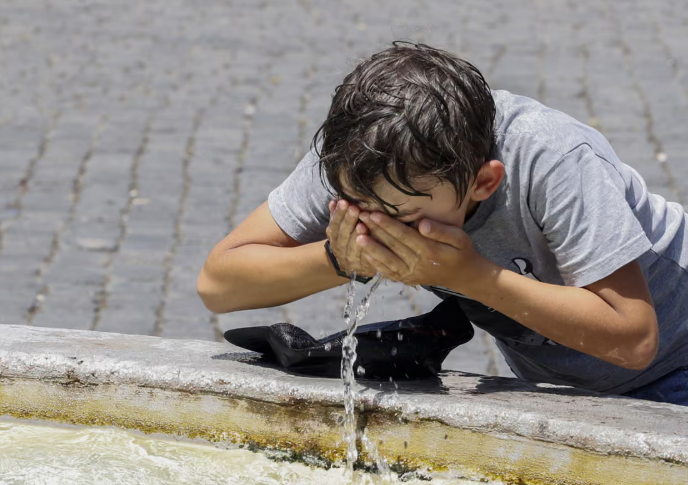 UNICEF: Gjysma e fëmijëve në botë përballen me tri rreziqe klimatike njëkohësisht
