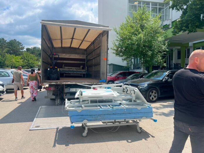 Në QKUK nis largimi i shtretërve të dëmtuar në Klinikën e Pediatrisë