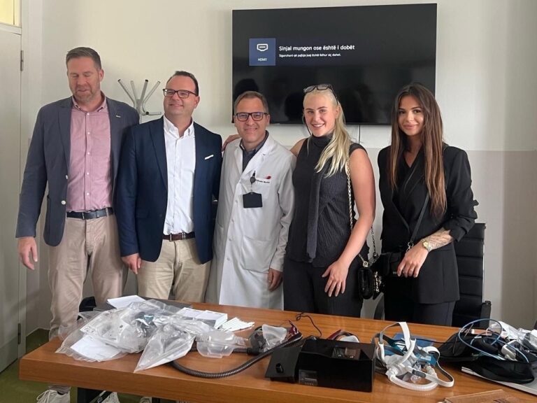Përfaqësuesit e Sefam i dhurojnë QKUK-së donacion të pajisjeve për trajtimin e çrregullimeve të gjumit