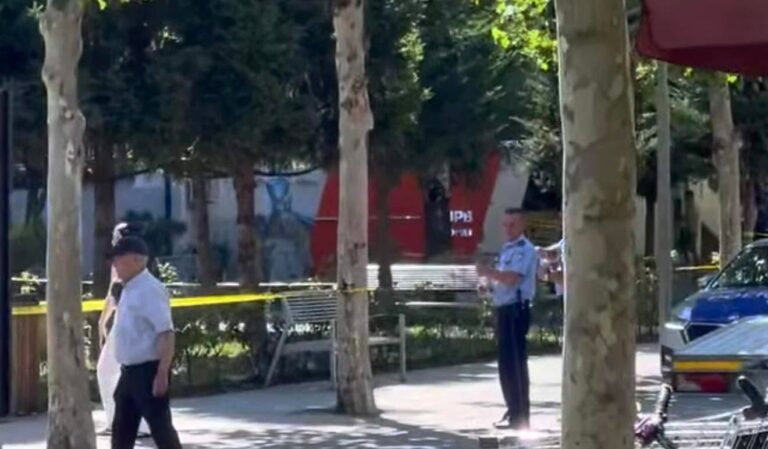 I hodhi vetes benzinë, i mituri që sulmoi qytetarët në Ferizaj, u arrestua bashkë me nënën